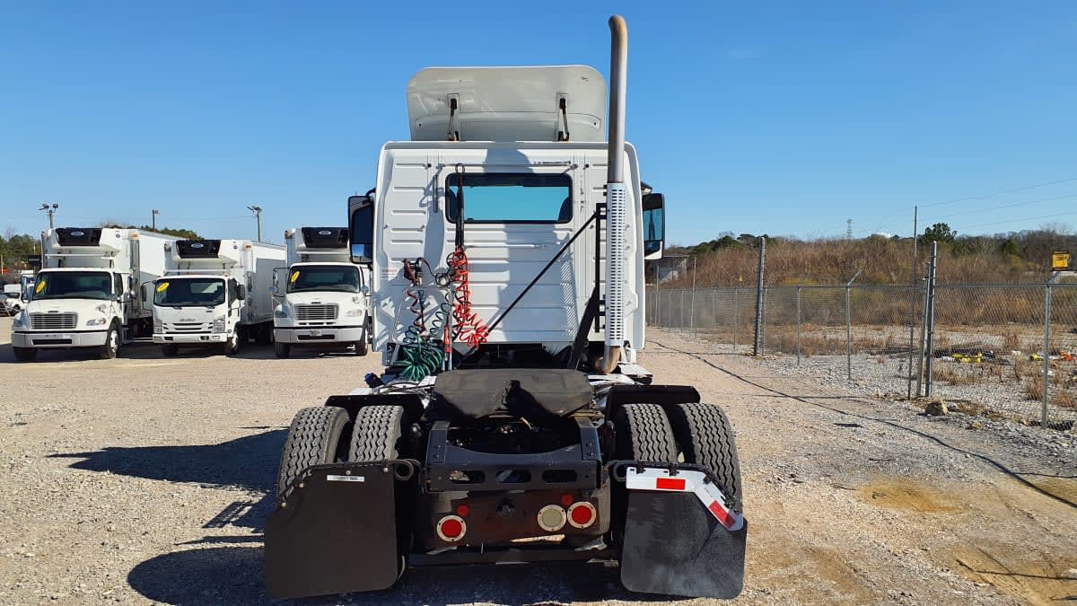 2016 Volvo - image 5