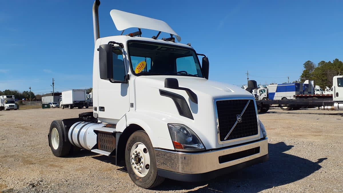 2016 Volvo - image 3