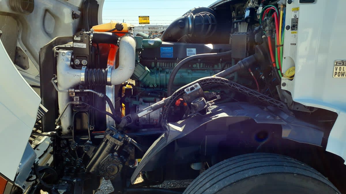 2016 Volvo - image 8