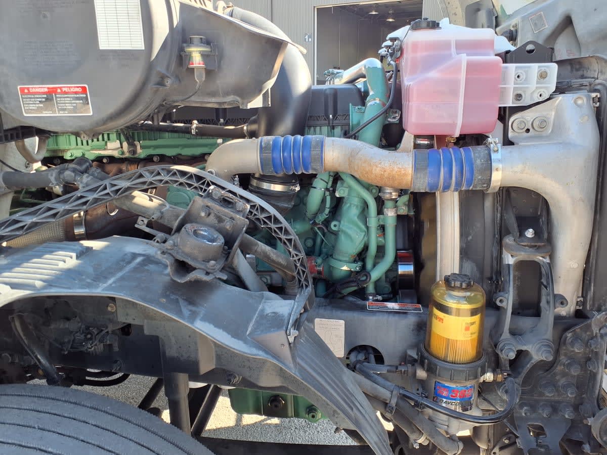 2016 Volvo - image 9