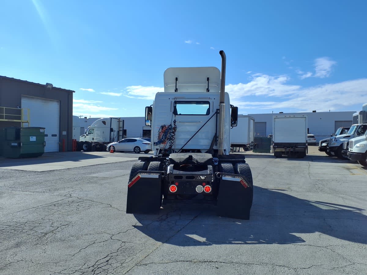 2016 Volvo - image 5