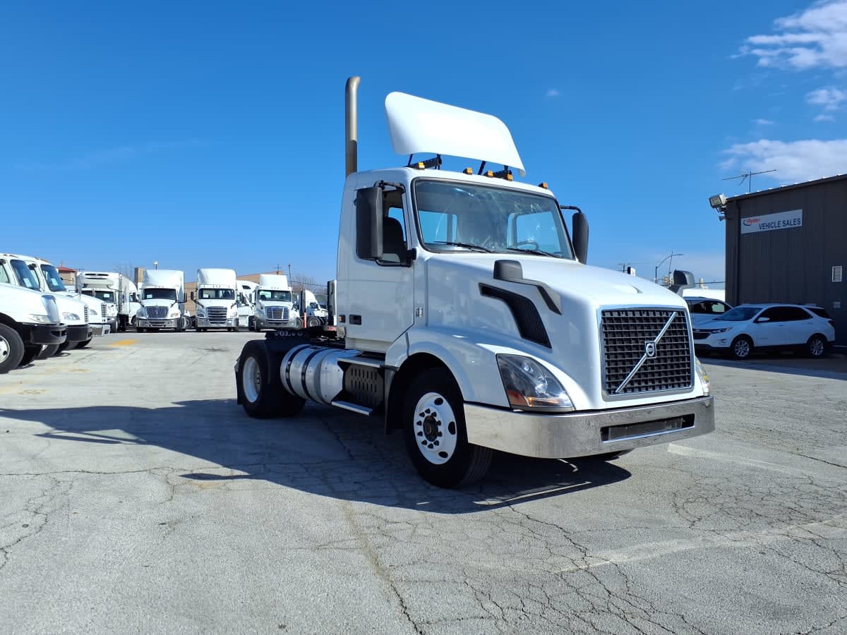 2016 Volvo - image 3