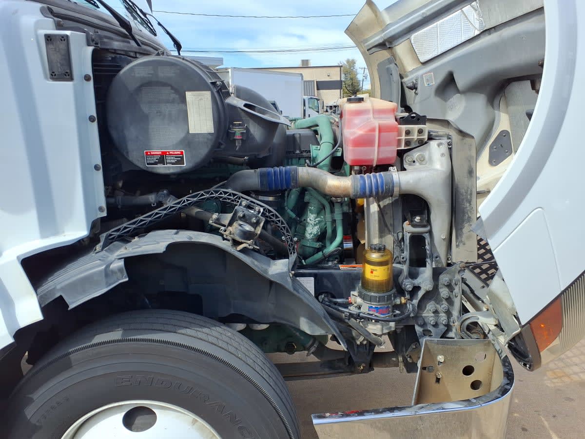 2016 Volvo - image 9