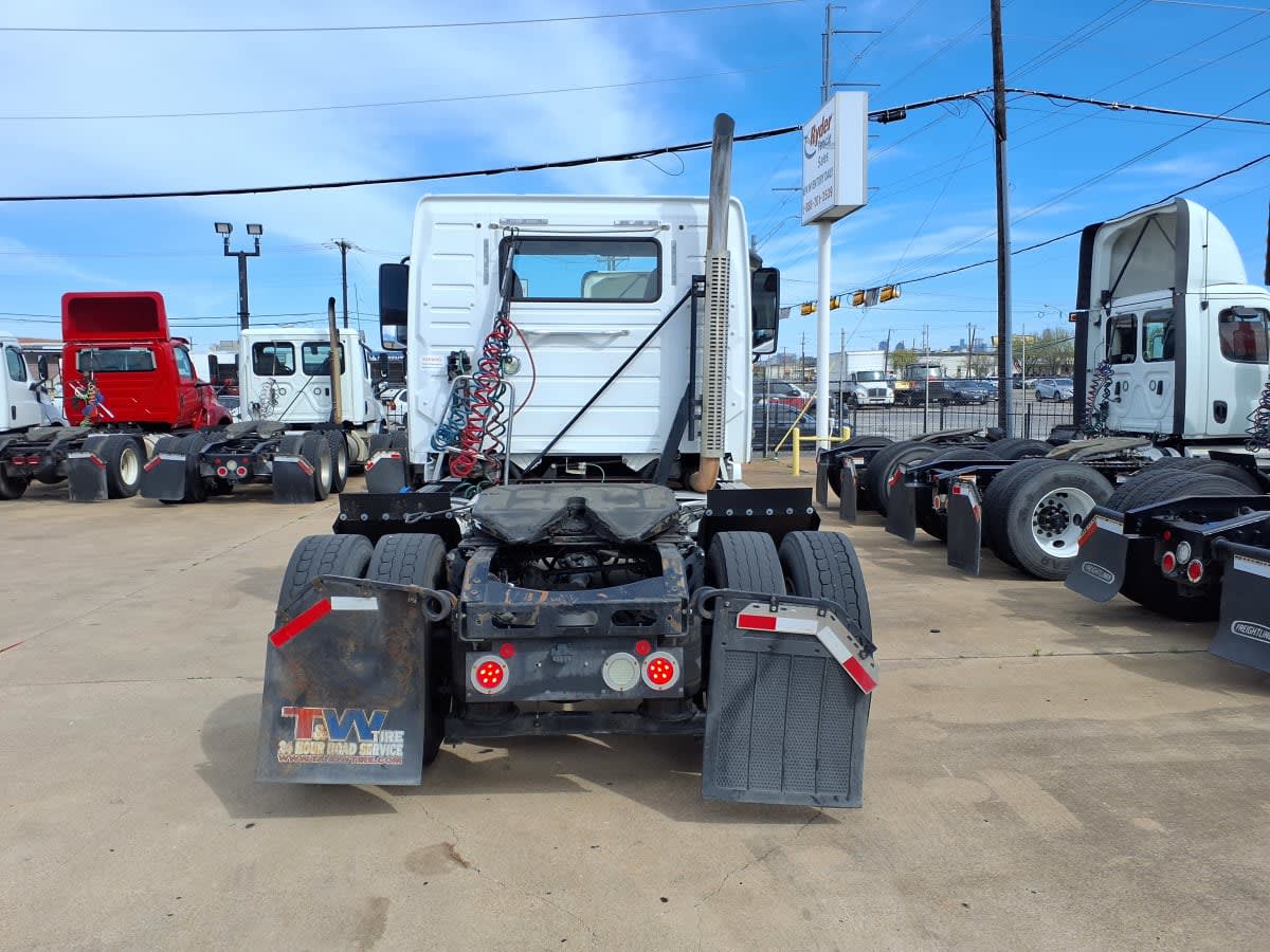 2016 Volvo - image 5