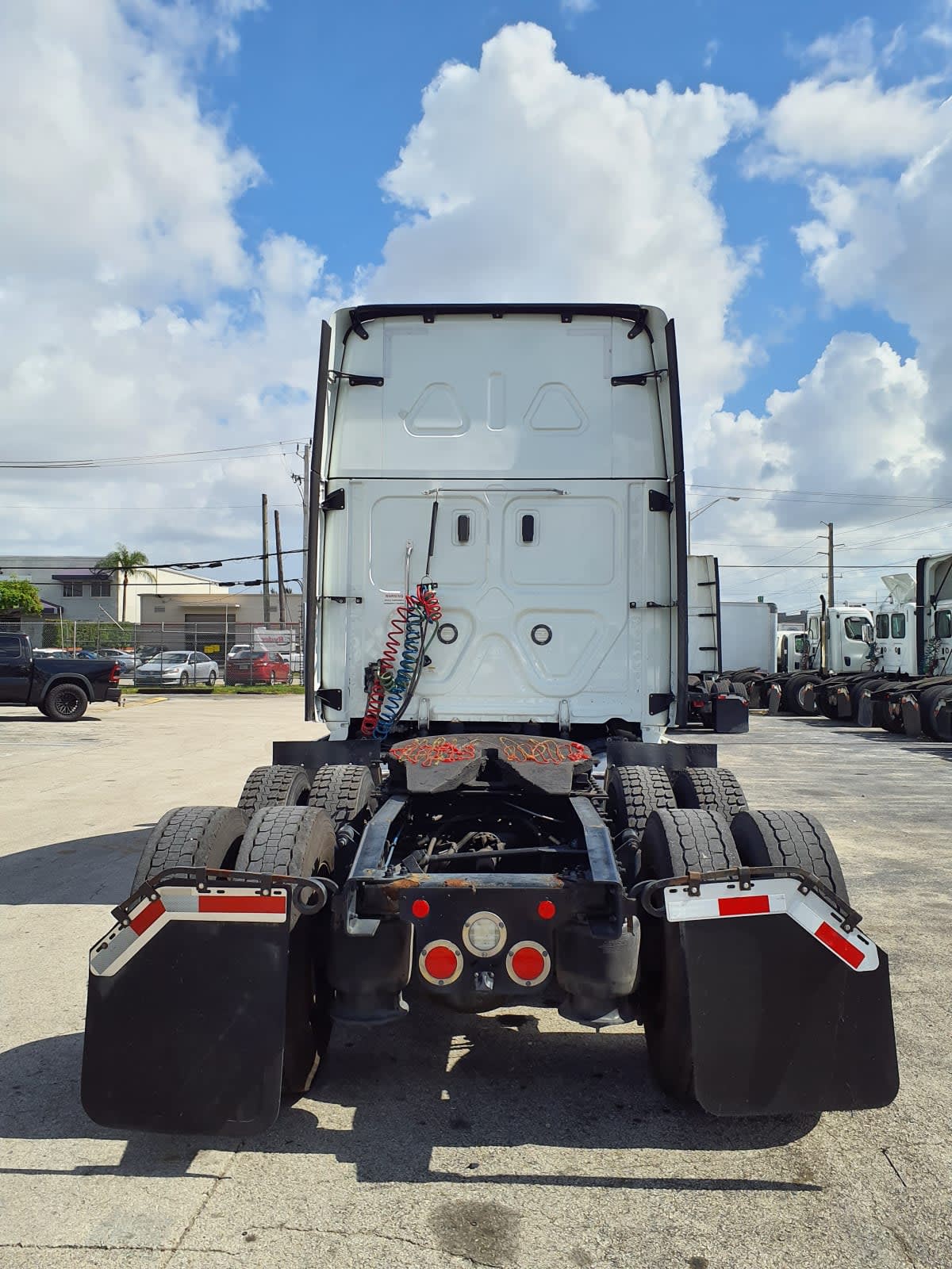 2023 Freightliner Cascadia in Miami, FL — photo 5