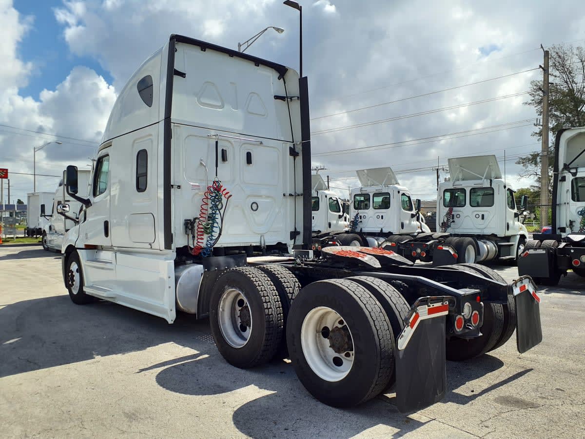 2023 Freightliner Cascadia in Miami, FL — photo 6