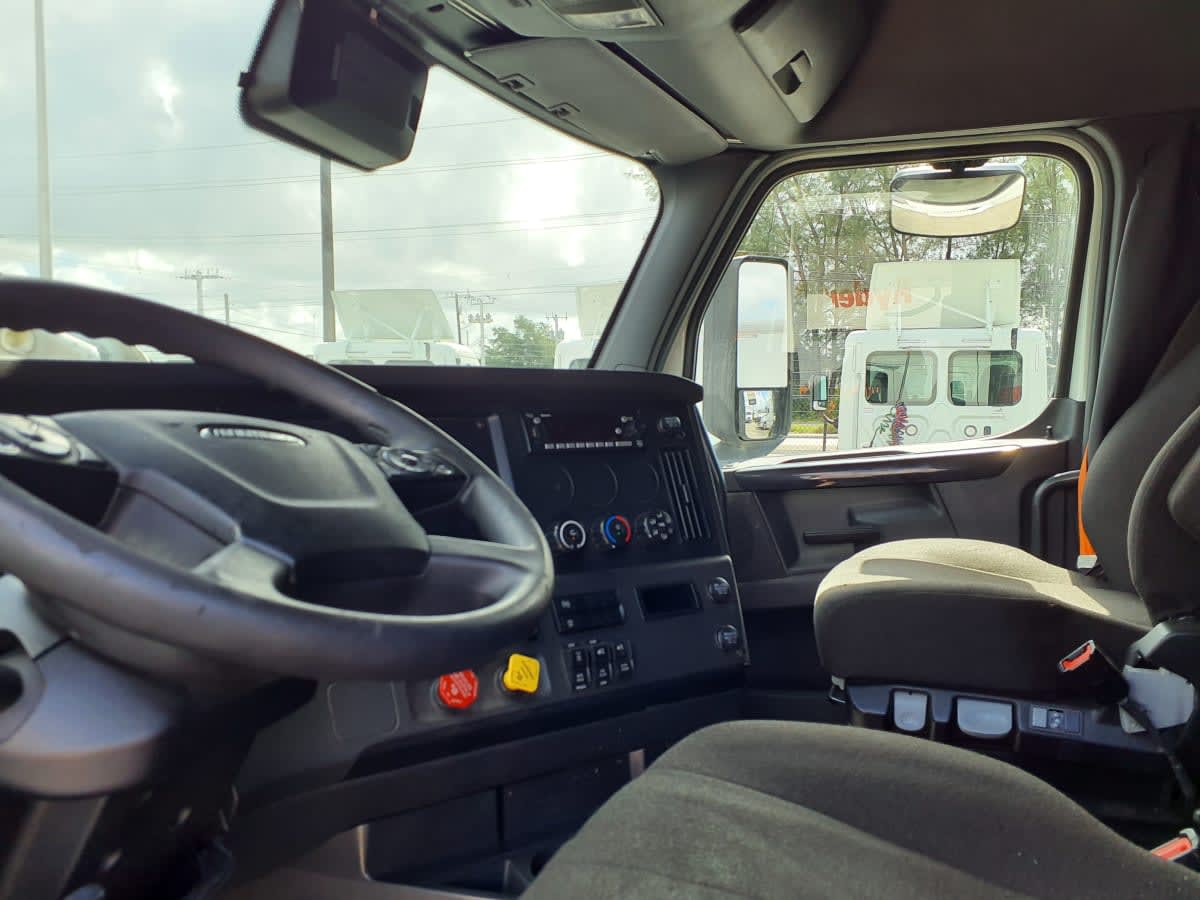 2023 Freightliner Cascadia in Miami, FL — photo 7