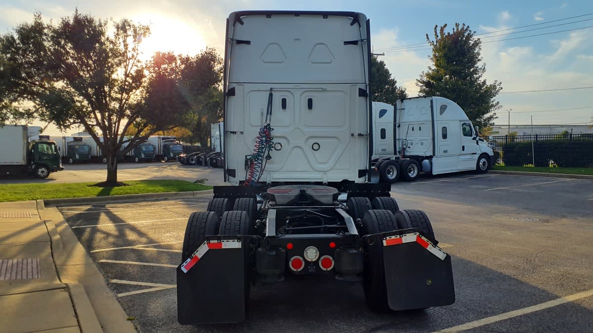 2023 Freightliner Cascadia in Bolingbrook, IL — photo 5