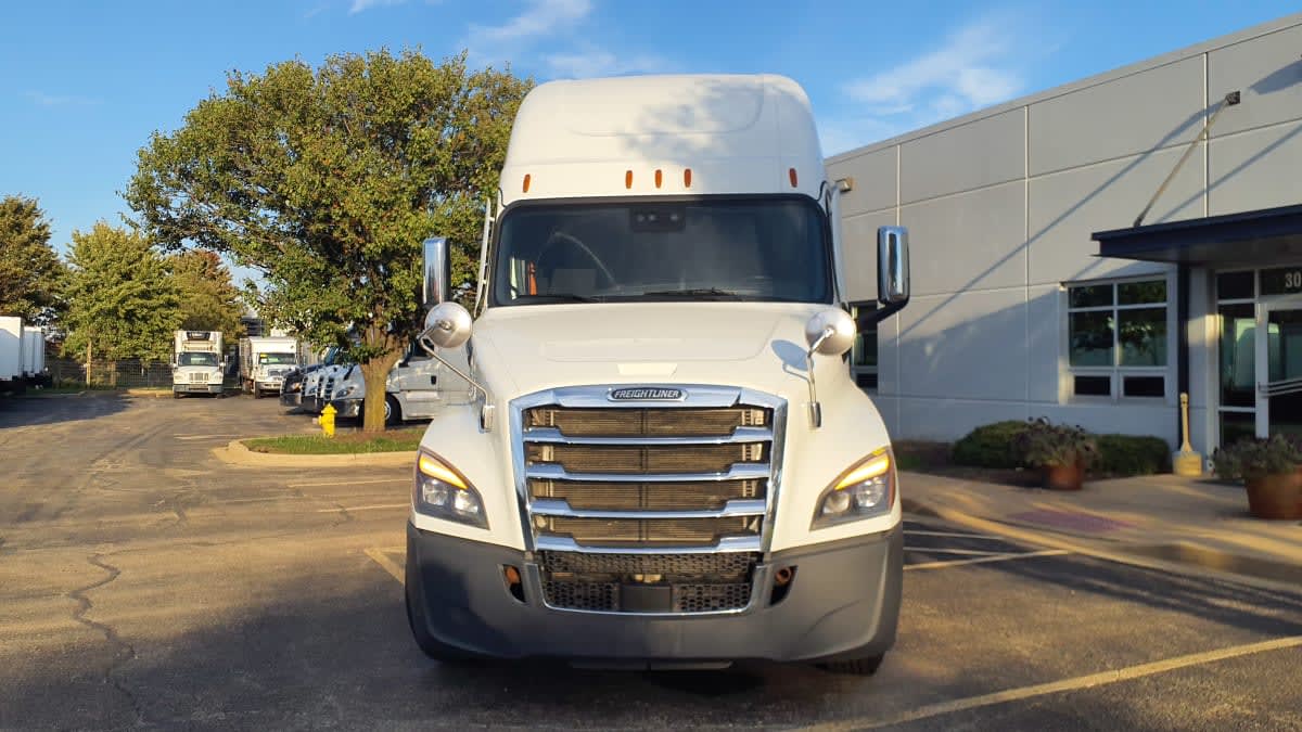 2023 Freightliner Cascadia in Bolingbrook, IL — photo 2