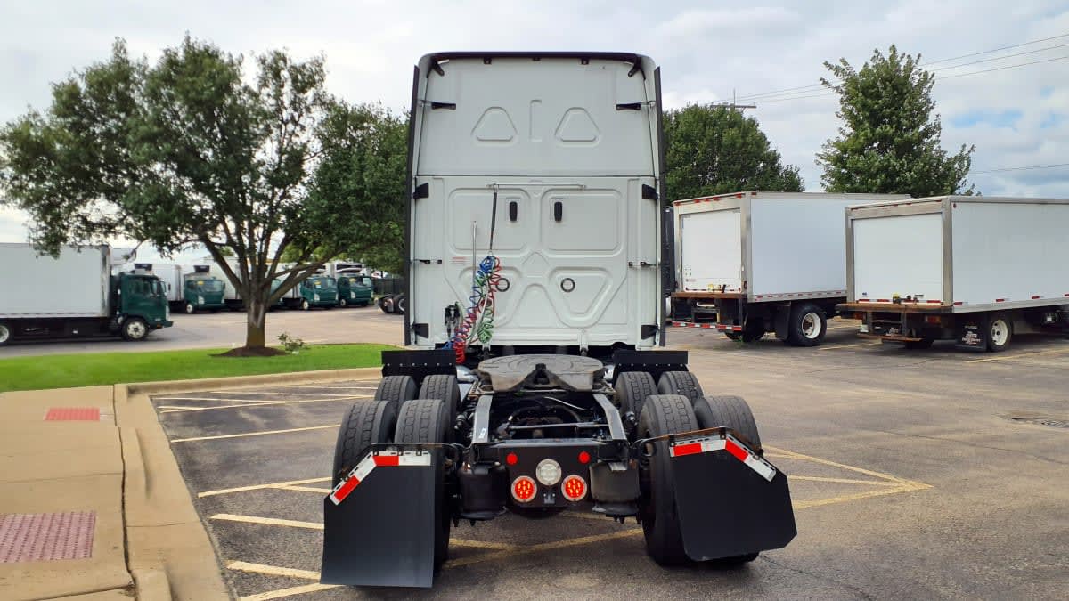 2023 Freightliner Cascadia in Bolingbrook, IL — photo 5