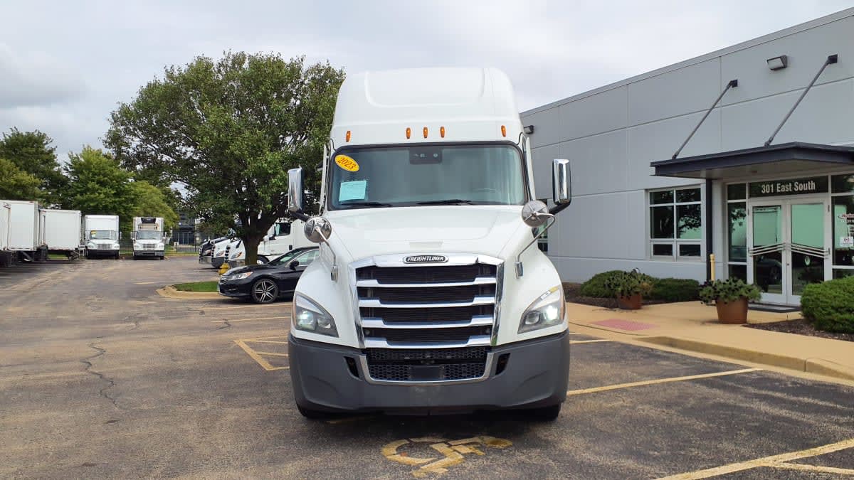 2023 Freightliner Cascadia in Bolingbrook, IL — photo 2