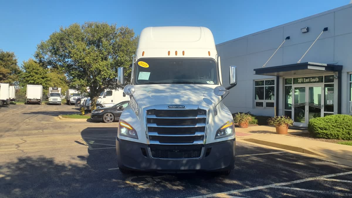 2023 Freightliner Cascadia in Bolingbrook, IL — photo 2