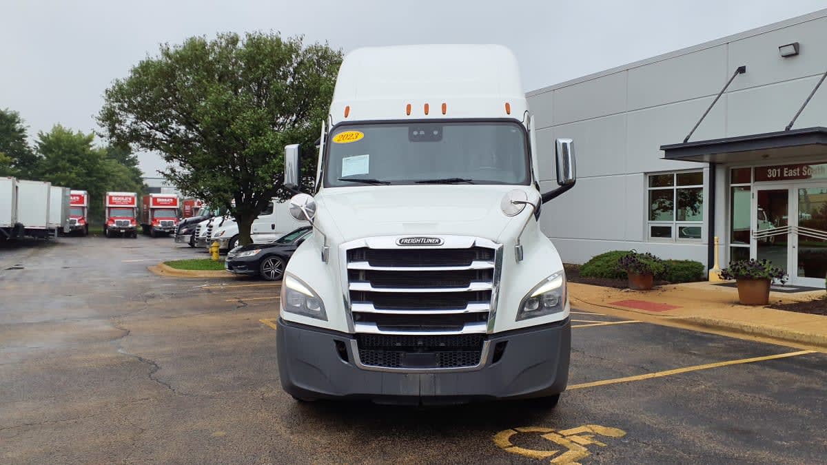2023 Freightliner Cascadia in Bolingbrook, IL — photo 2