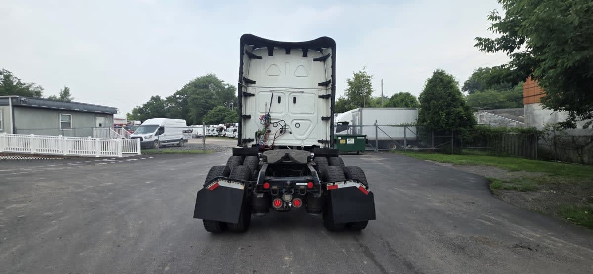 2023 Freightliner Cascadia in Bensalem, PA — photo 5