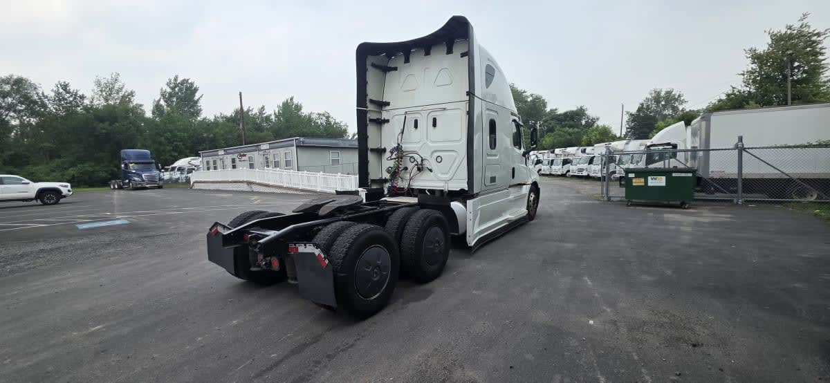 2023 Freightliner Cascadia in Bensalem, PA — photo 4