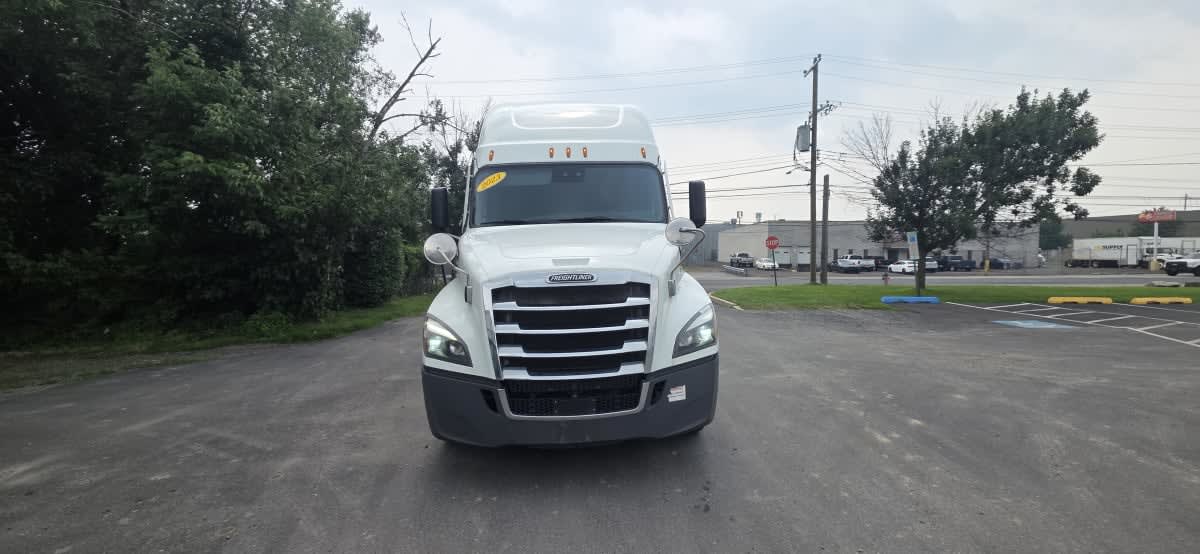 2023 Freightliner Cascadia in Bensalem, PA — photo 2