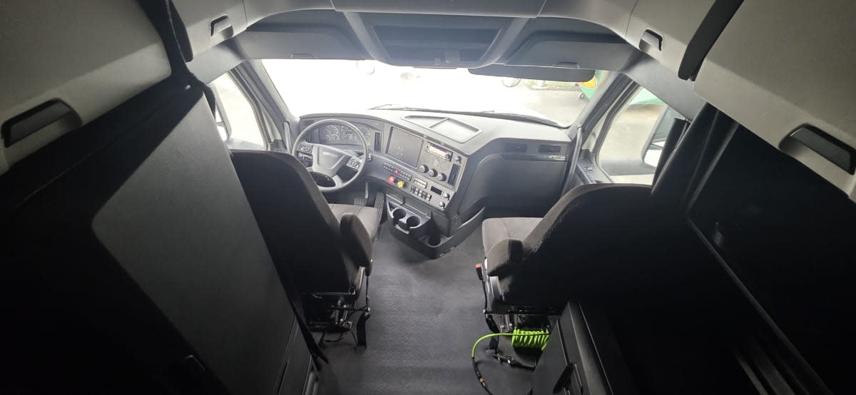 2023 Freightliner Cascadia in Bensalem, PA — photo 7