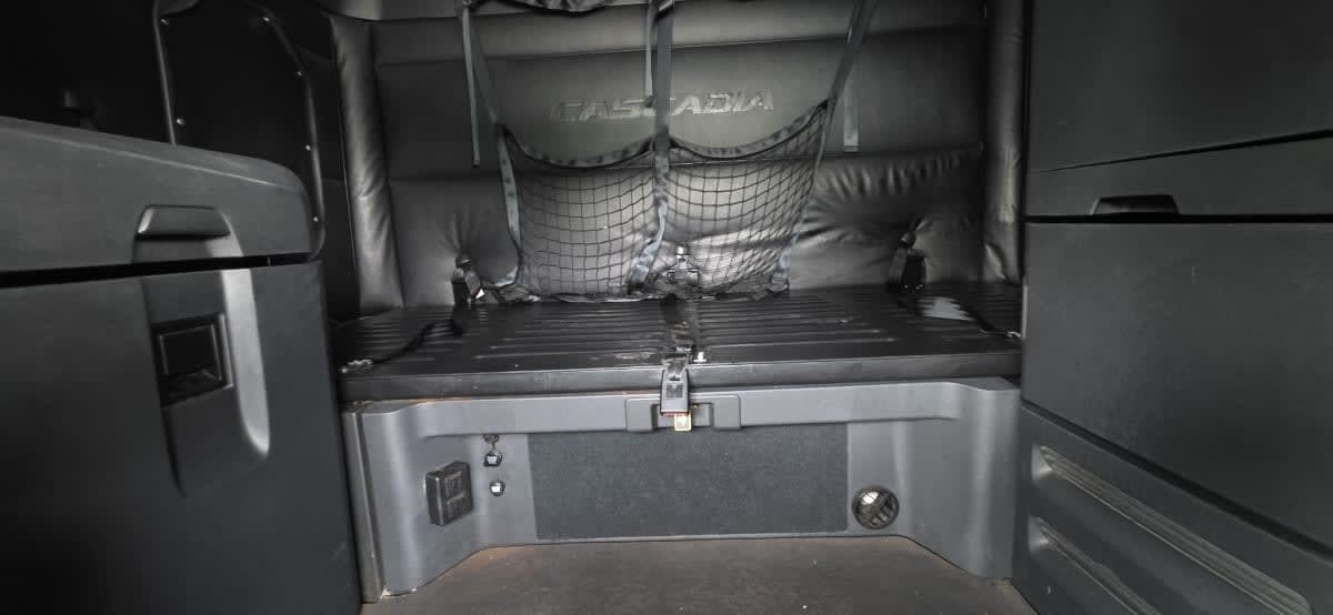 2023 Freightliner Cascadia in Bensalem, PA — photo 8