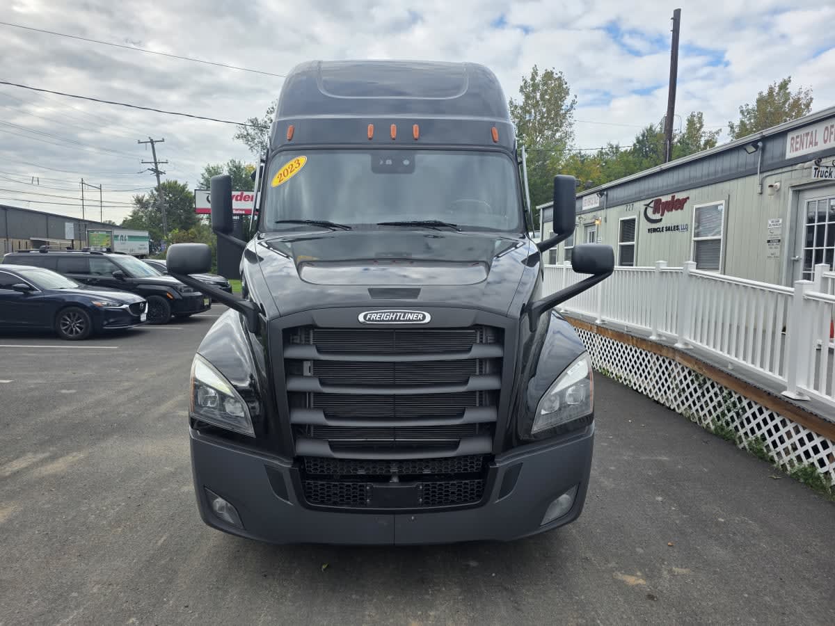 2023 Freightliner Cascadia in Bensalem, PA — photo 2