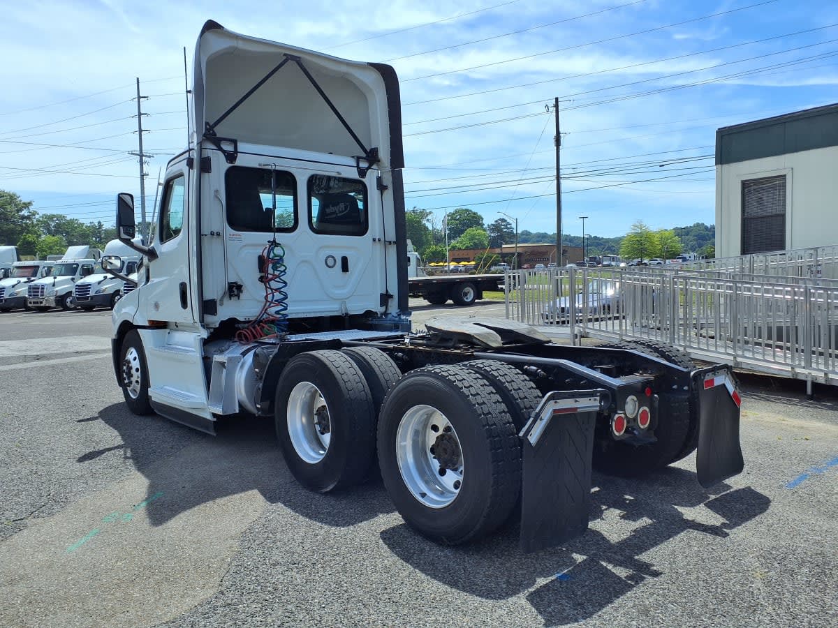 2023 Freightliner Cascadia in Knoxville, TN — photo 6