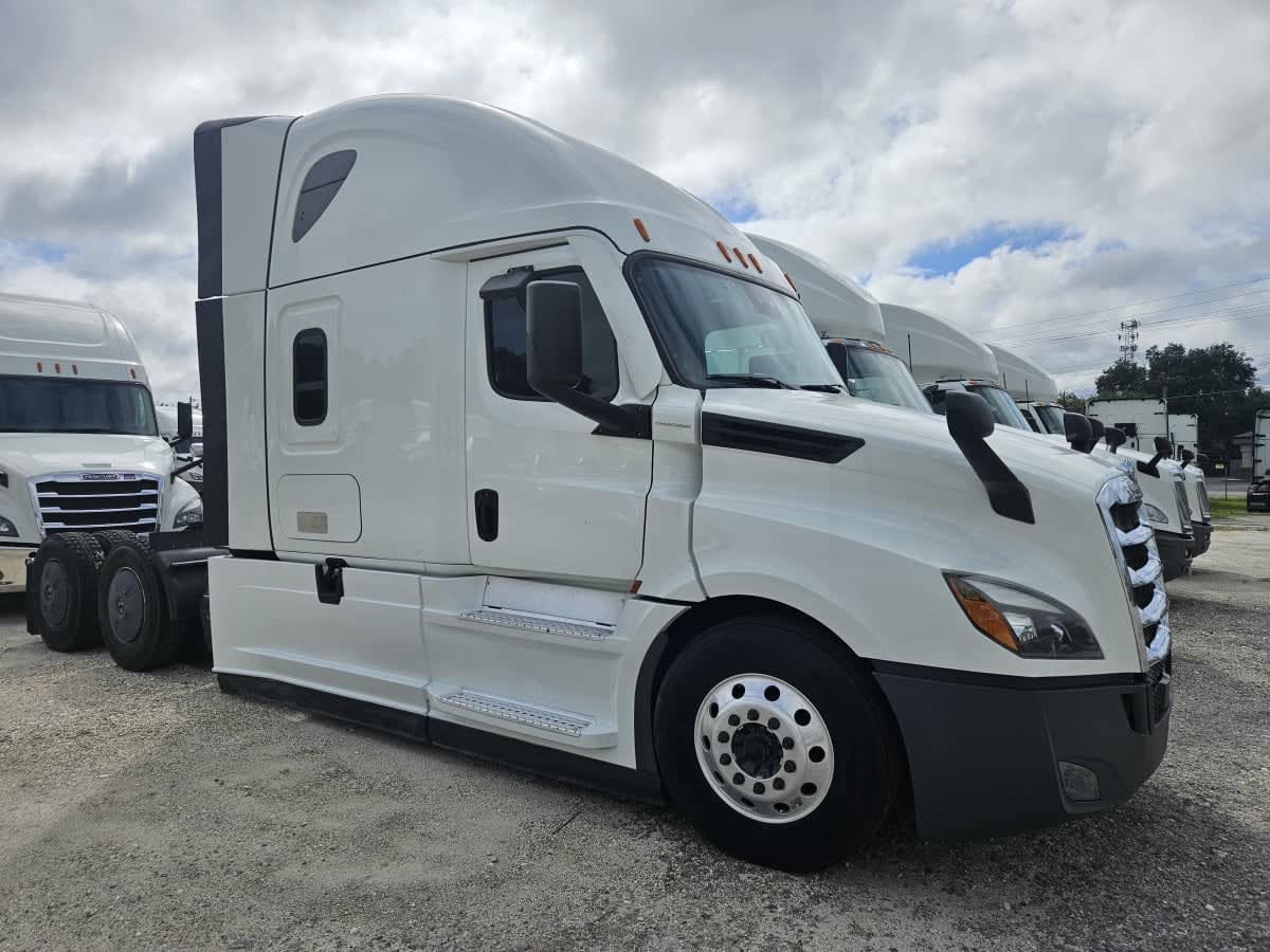2023 Freightliner Cascadia in Orlando, FL — photo 3