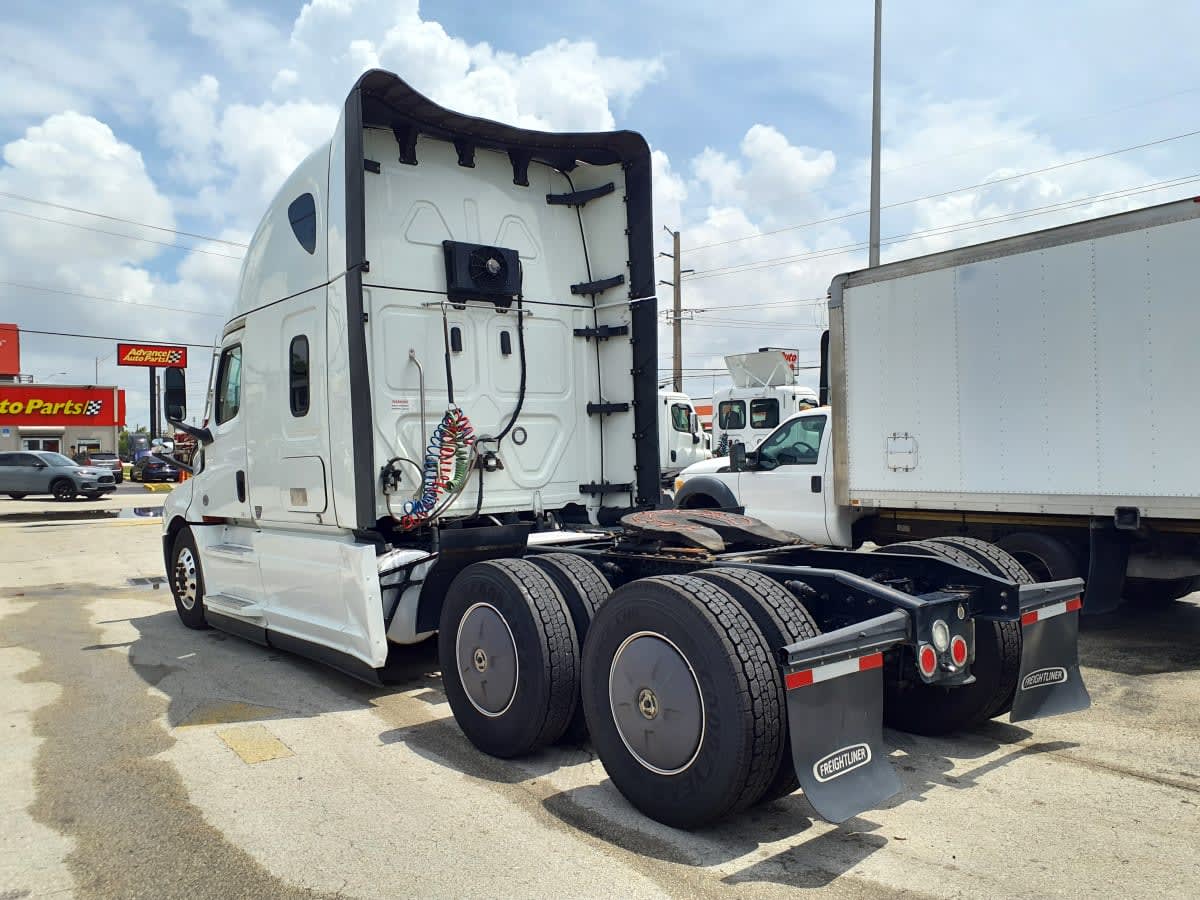 2023 Freightliner Cascadia in Miami, FL — photo 6