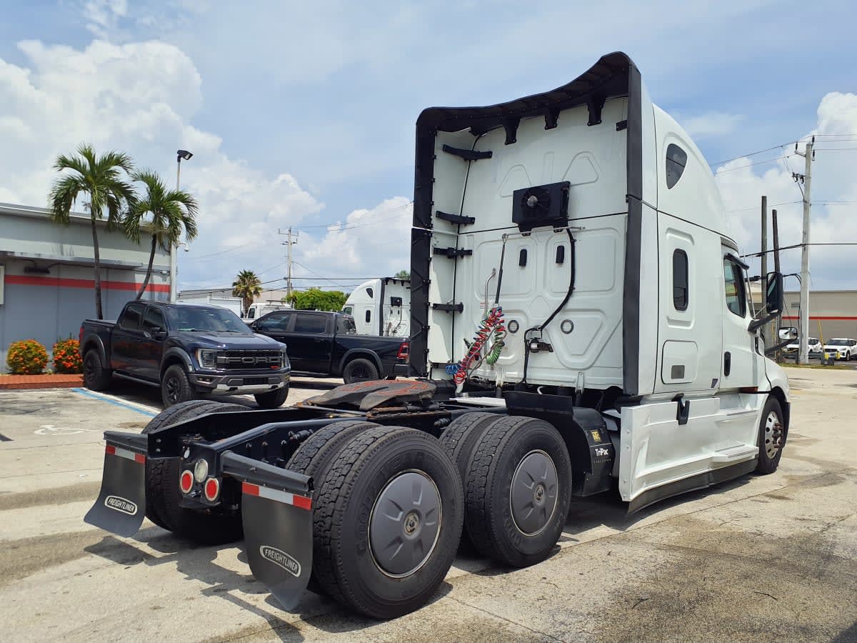 2023 Freightliner Cascadia in Miami, FL — photo 4