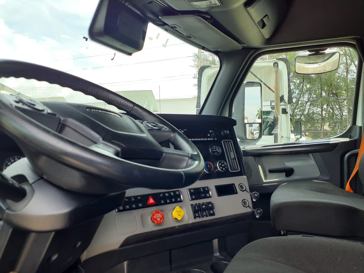 2023 Freightliner Cascadia in Miami, FL — photo 7