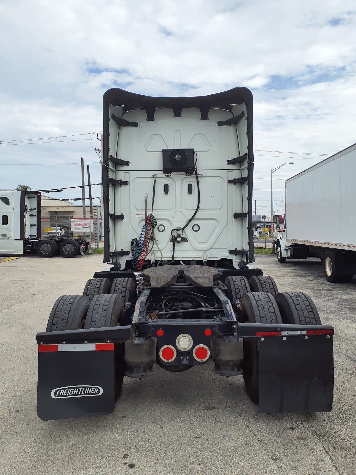 2023 Freightliner Cascadia in Miami, FL — photo 5