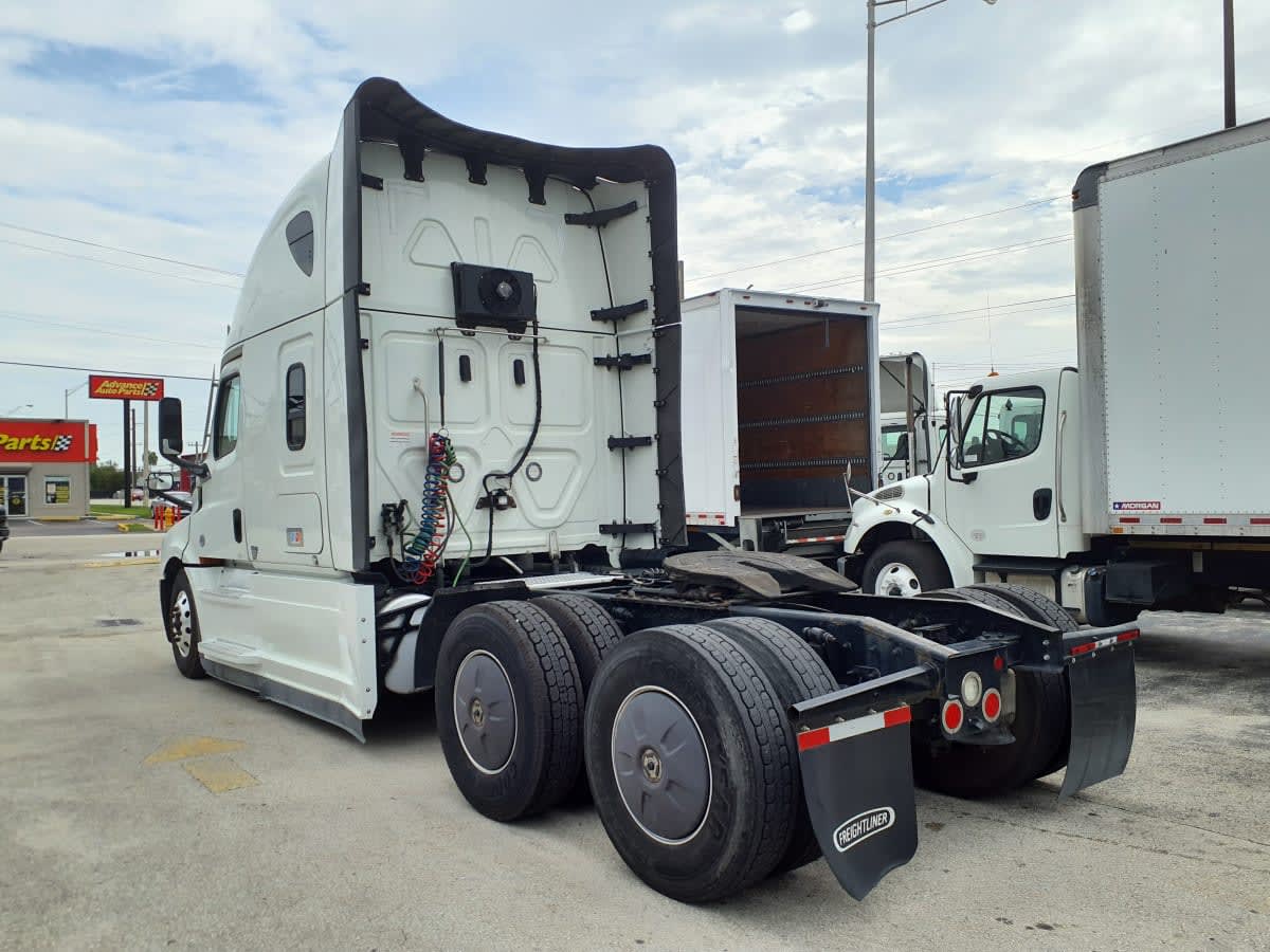 2023 Freightliner Cascadia in Miami, FL — photo 6