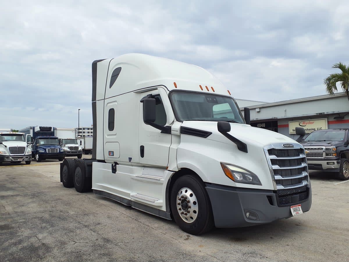 2023 Freightliner Cascadia in Miami, FL — photo 3