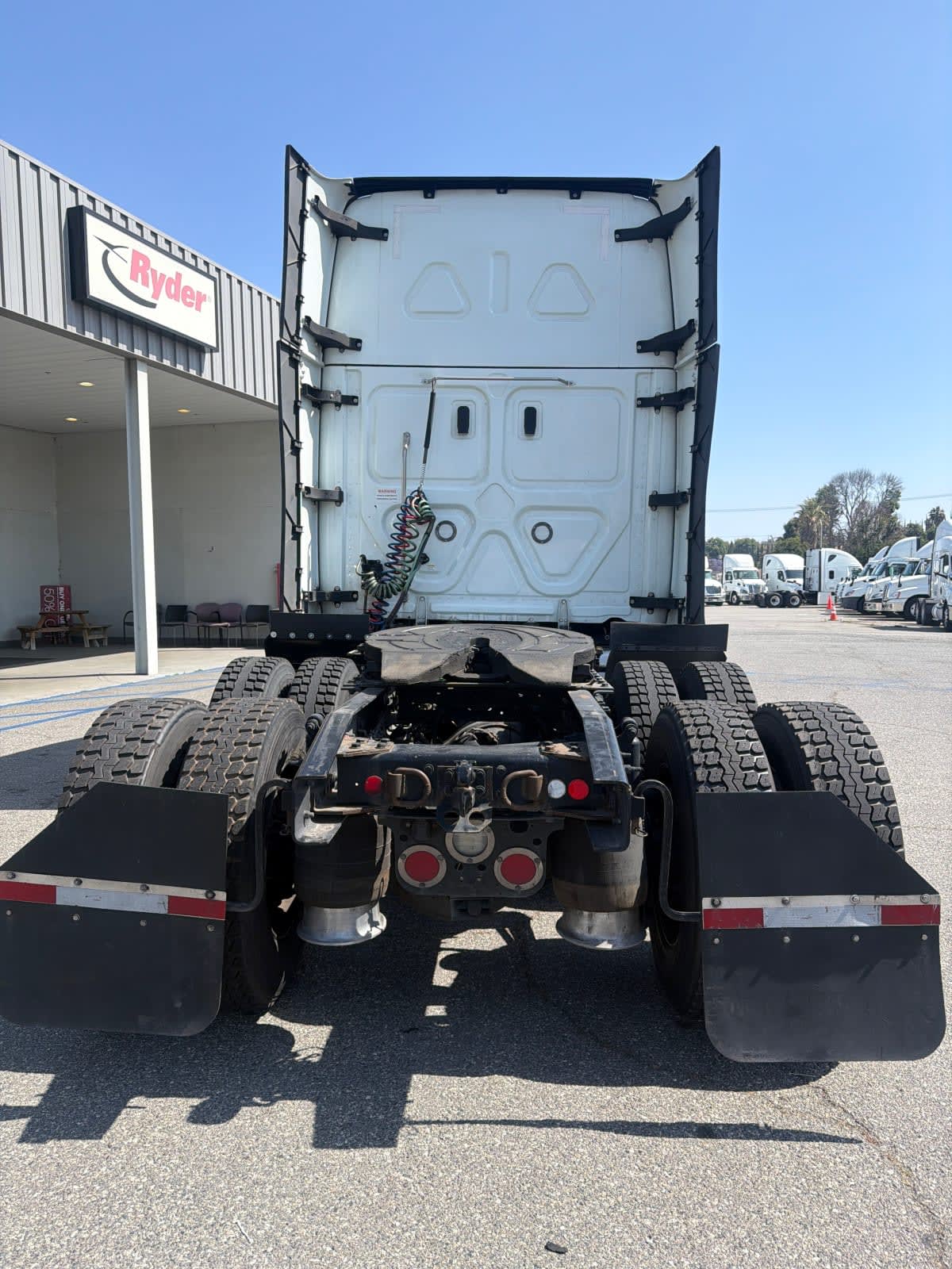 2023 Freightliner Cascadia in Pomona, CA — photo 5