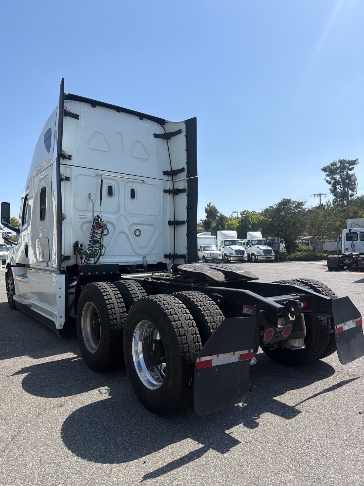 2023 Freightliner Cascadia in Pomona, CA — photo 6