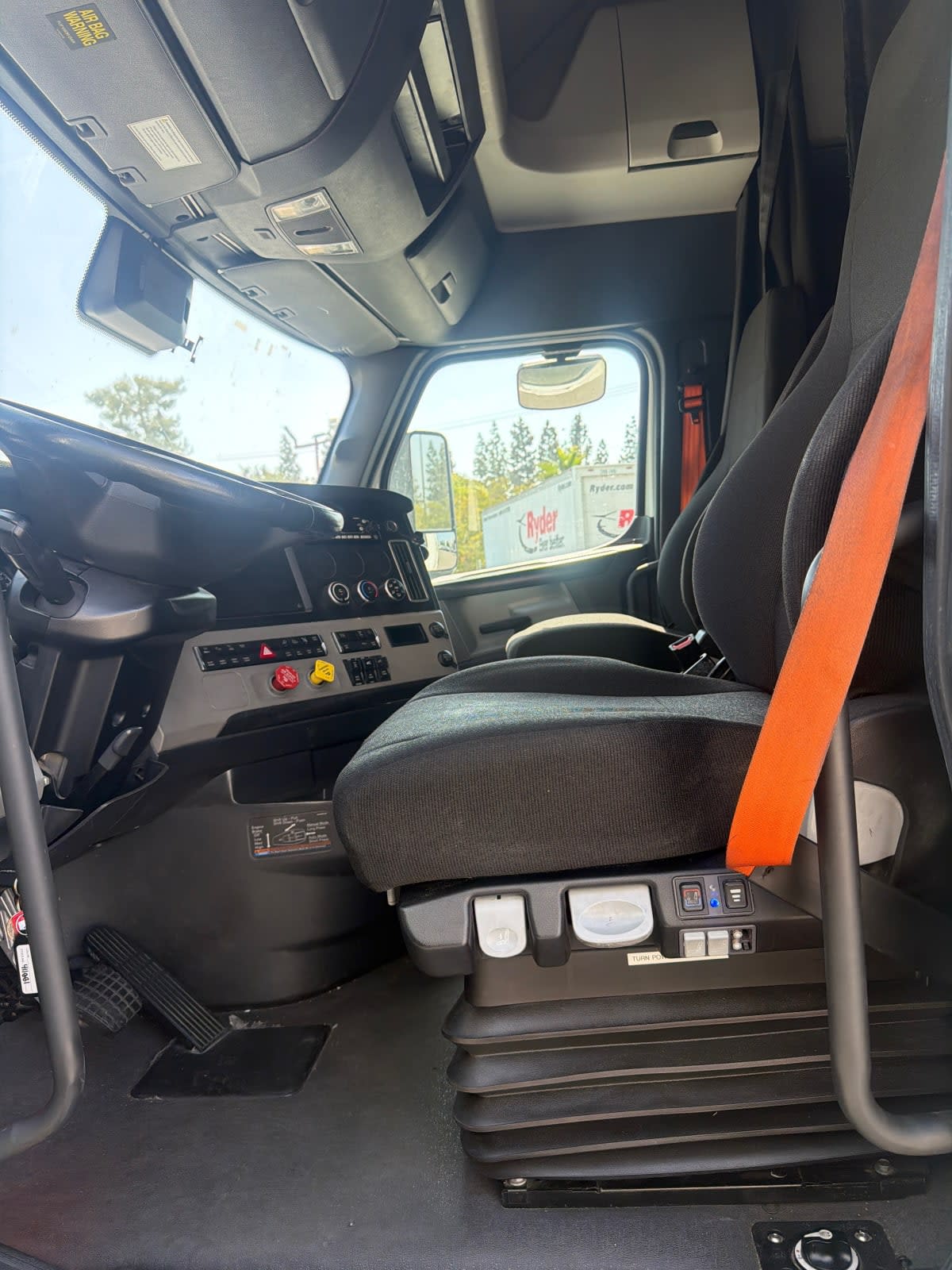 2023 Freightliner Cascadia in Pomona, CA — photo 7