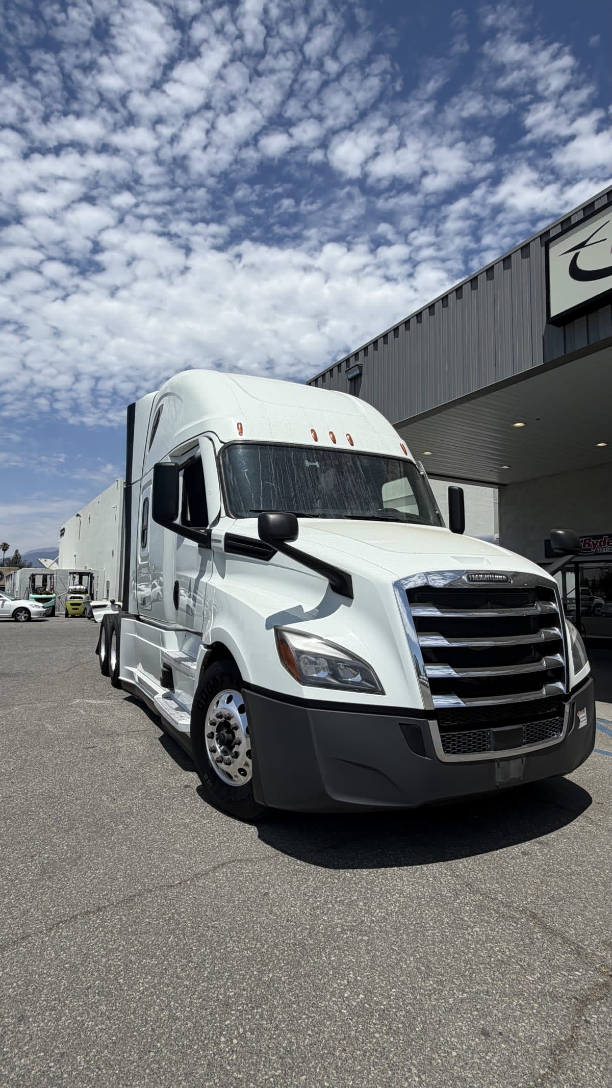 2023 Freightliner Cascadia in Pomona, CA — photo 3