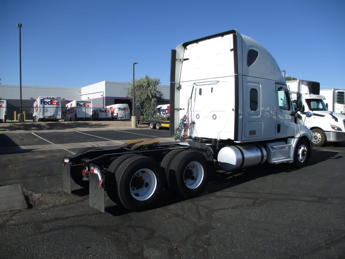 2023 Freightliner Cascadia in Commerce City, CO — photo 4