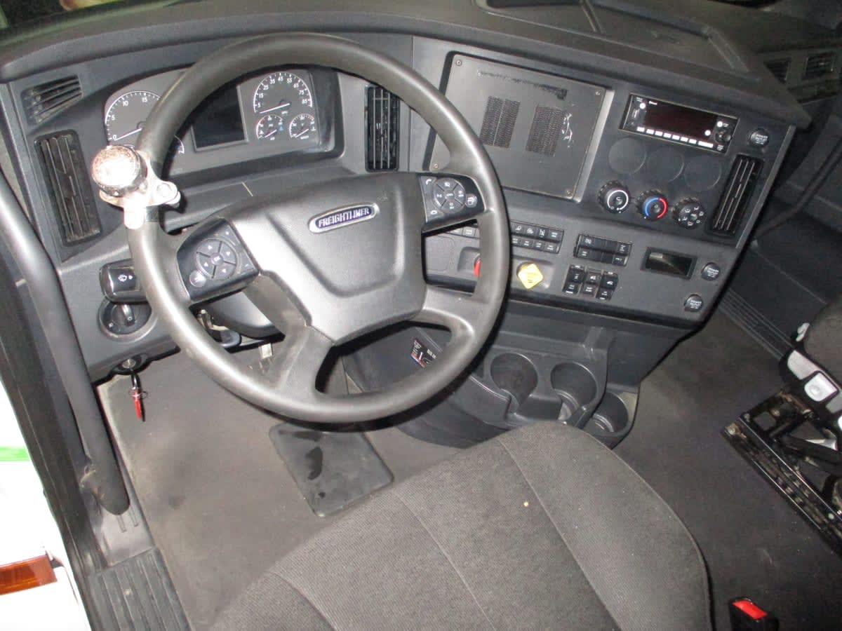 2023 Freightliner Cascadia in Commerce City, CO — photo 7