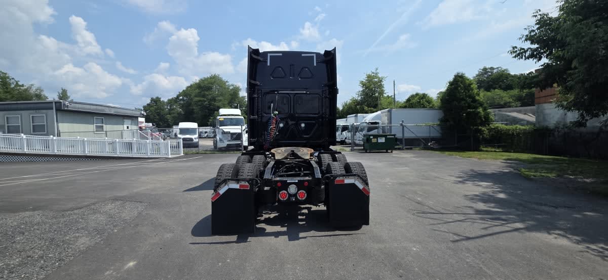 2023 Freightliner Cascadia in Bensalem, PA — photo 5