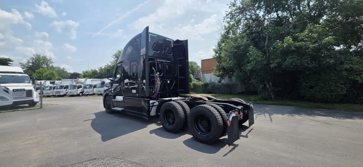 2023 Freightliner Cascadia in Bensalem, PA — photo 6