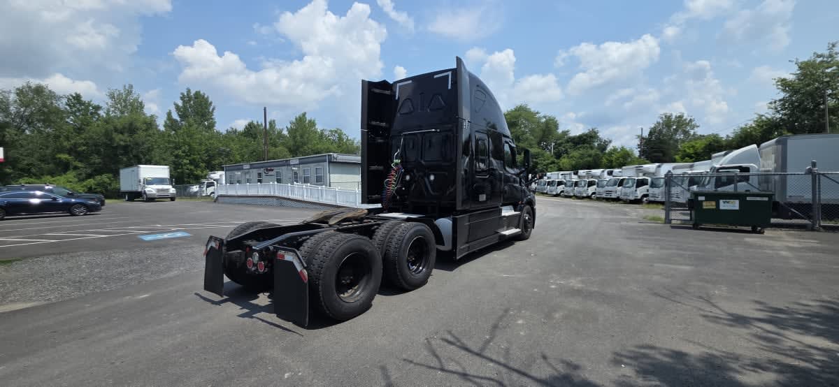 2023 Freightliner Cascadia in Bensalem, PA — photo 4