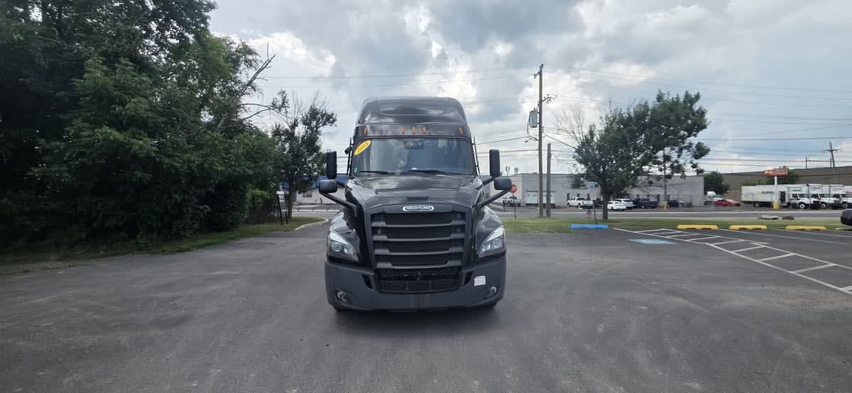 2023 Freightliner Cascadia in Bensalem, PA — photo 2