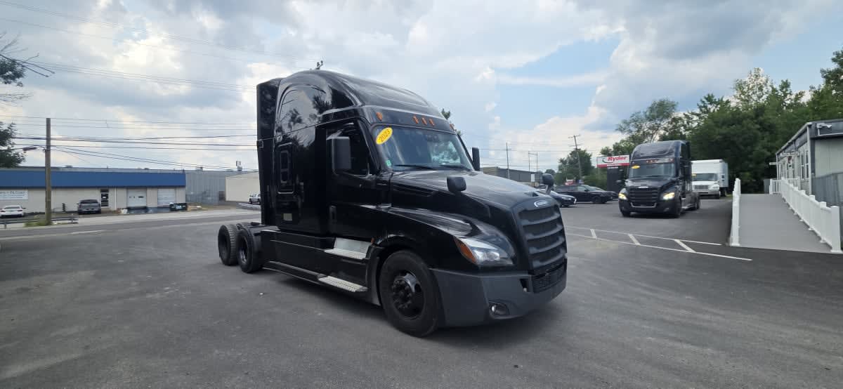 2023 Freightliner Cascadia in Bensalem, PA — photo 3
