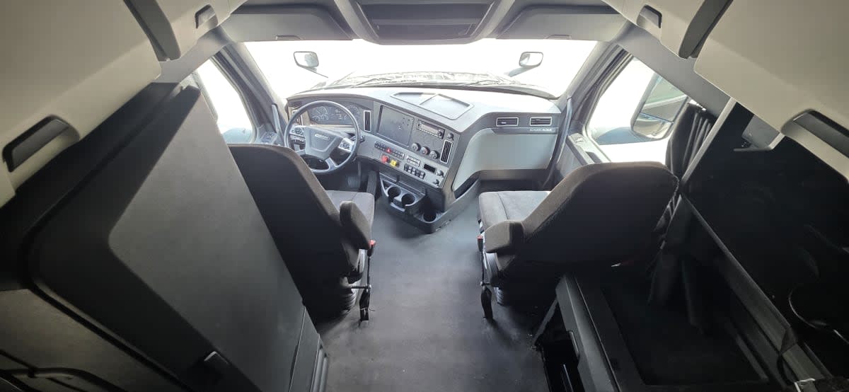 2023 Freightliner Cascadia in Bensalem, PA — photo 7
