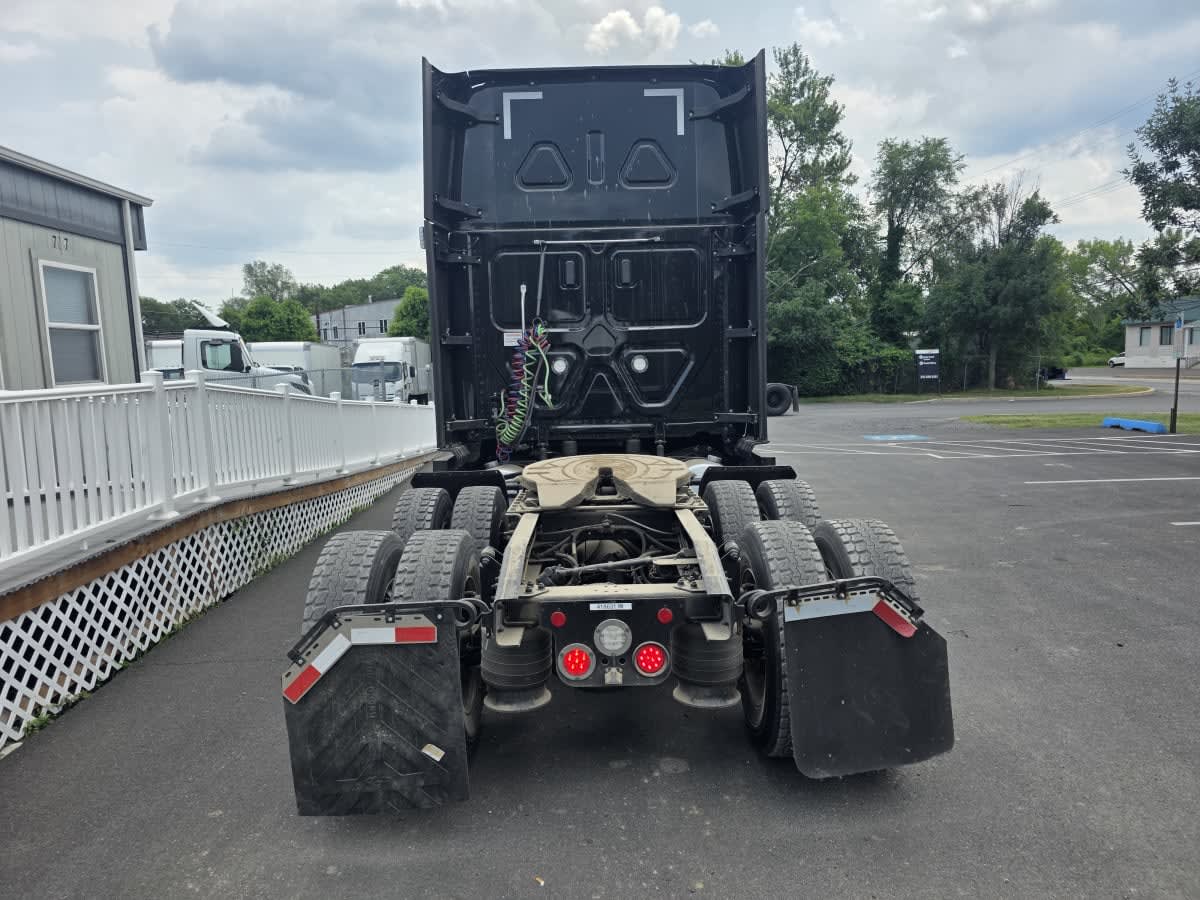 2023 Freightliner Cascadia in Bensalem, PA — photo 5