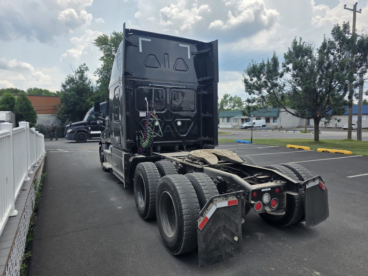 2023 Freightliner Cascadia in Bensalem, PA — photo 6