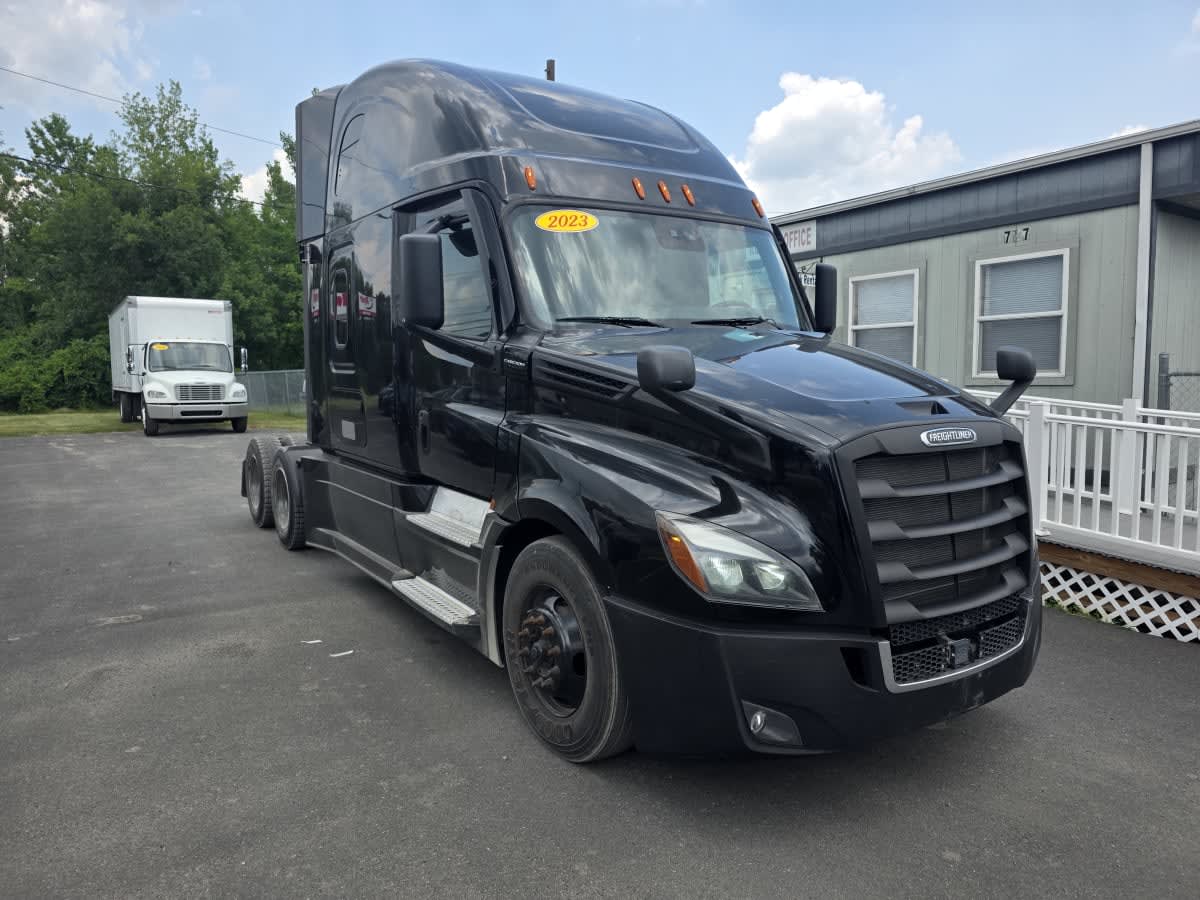 2023 Freightliner Cascadia in Bensalem, PA — photo 3