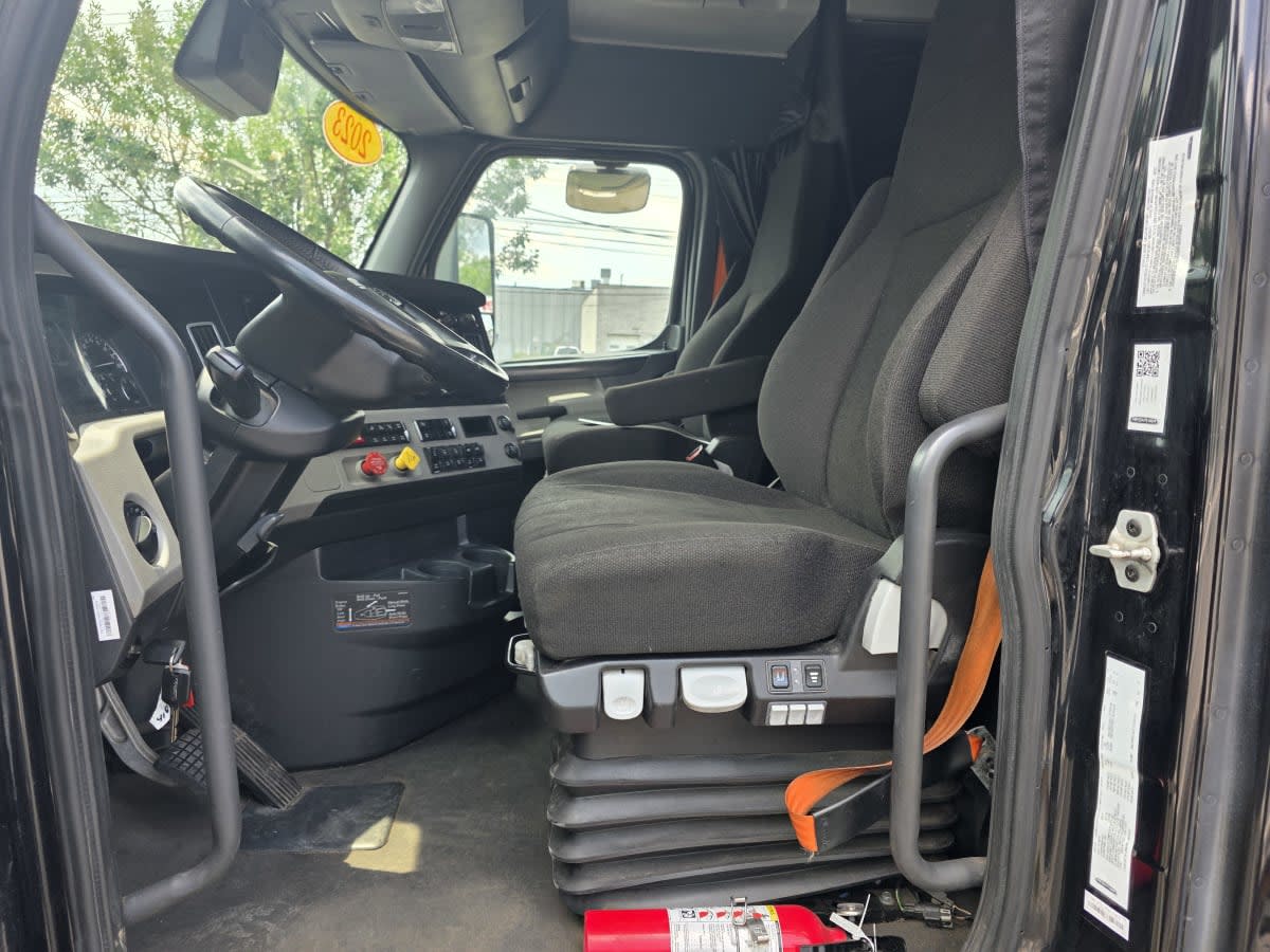 2023 Freightliner Cascadia in Bensalem, PA — photo 7