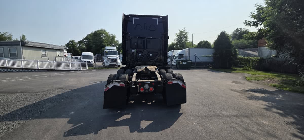 2023 Freightliner Cascadia in Bensalem, PA — photo 5