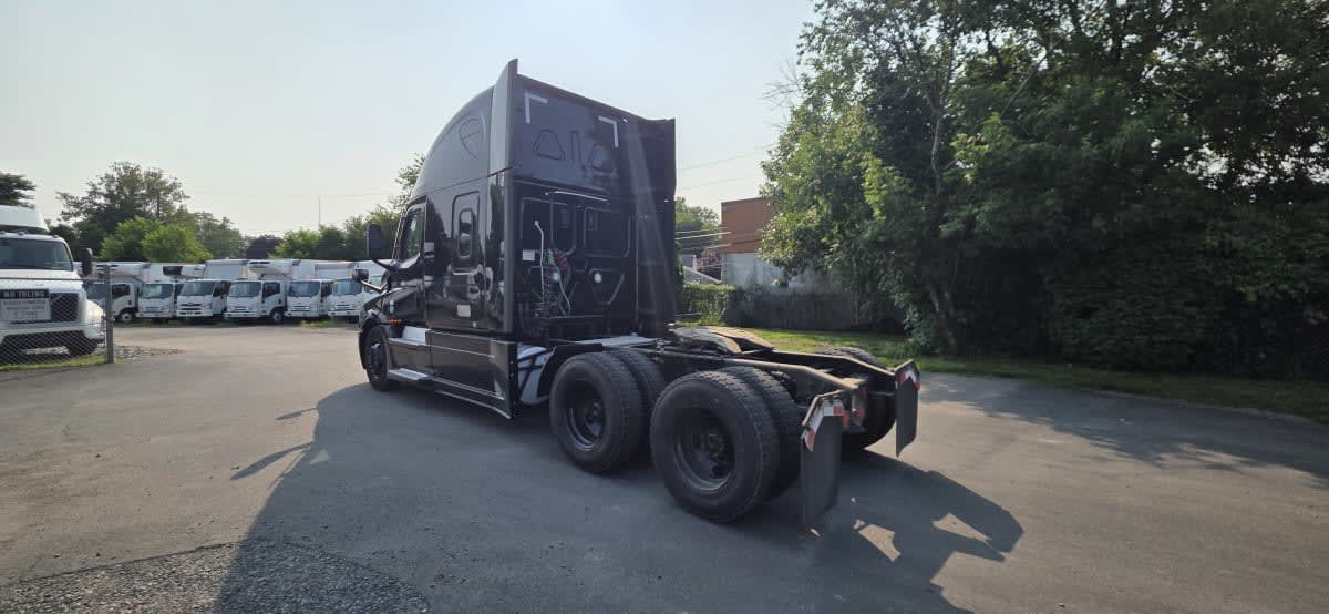 2023 Freightliner Cascadia in Bensalem, PA — photo 6