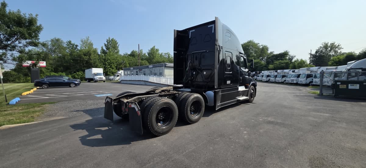 2023 Freightliner Cascadia in Bensalem, PA — photo 4